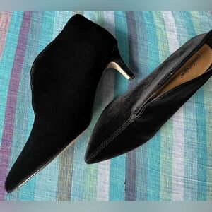 Women's 12M black velvet pointy toe kitten heel ankle boots